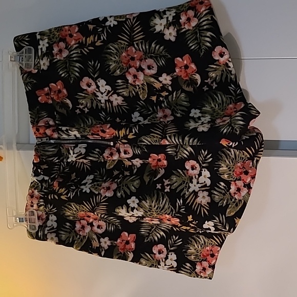 A colorful short - Picture 2 of 4